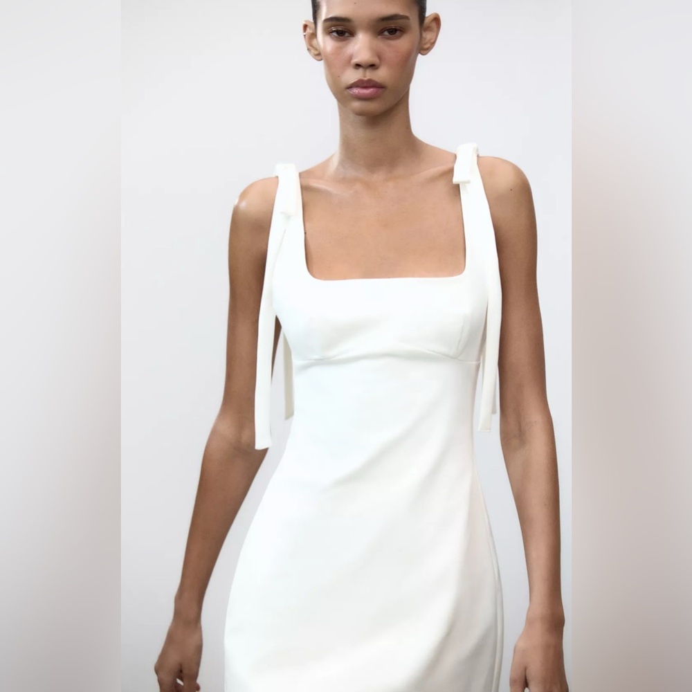 Elegant White Sleeveless Dress